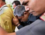 Somchai Wisetsingh føres væk fra retten i Kanchanaburi, hvor han torsdag blev idømt to gange livtid for drab på det britiske par Adam Lloyd og Vanessa Arscott. (Foto: AP)